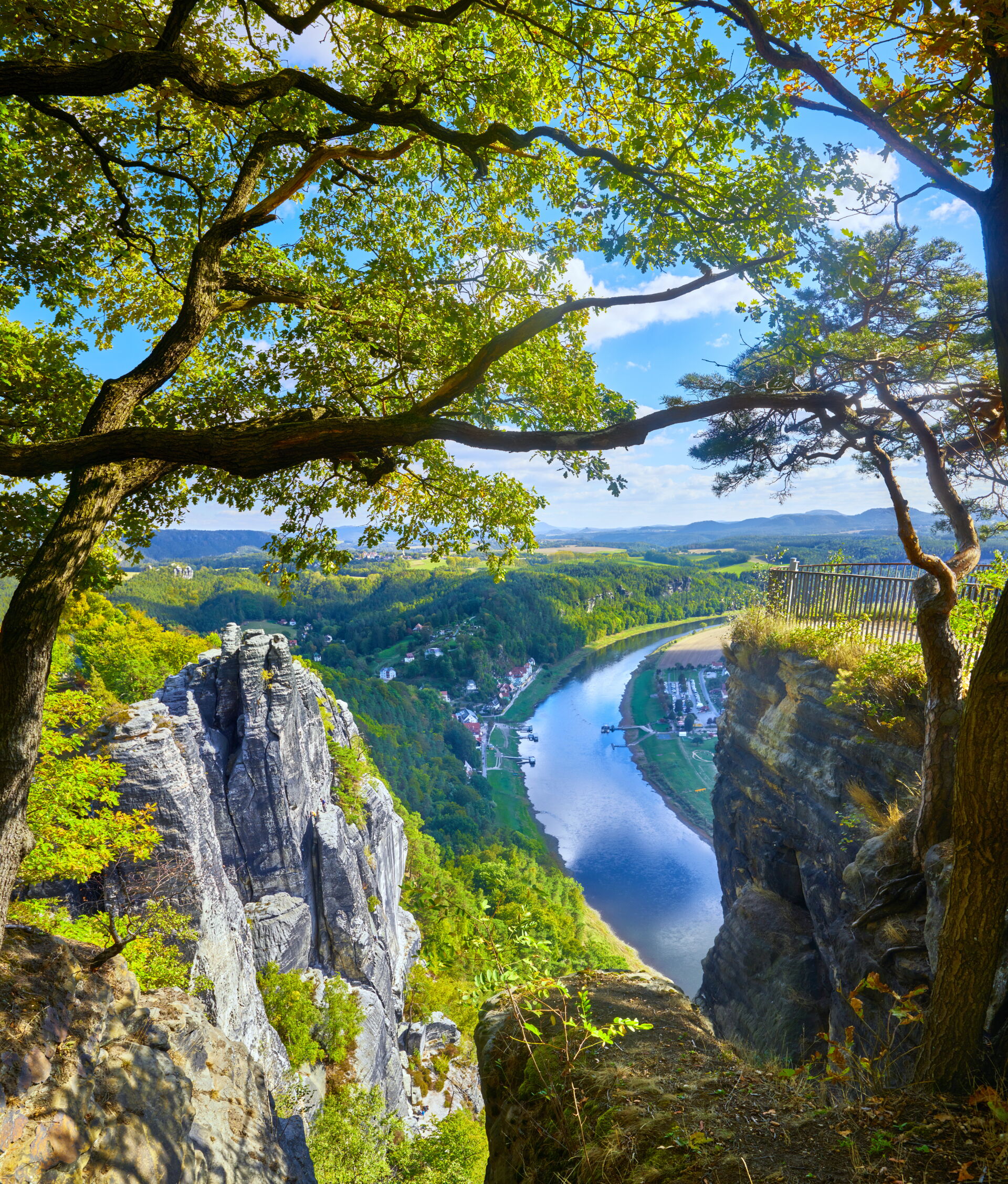 Blick auf das Elbtal mit Elbe & Sächsische Schweiz