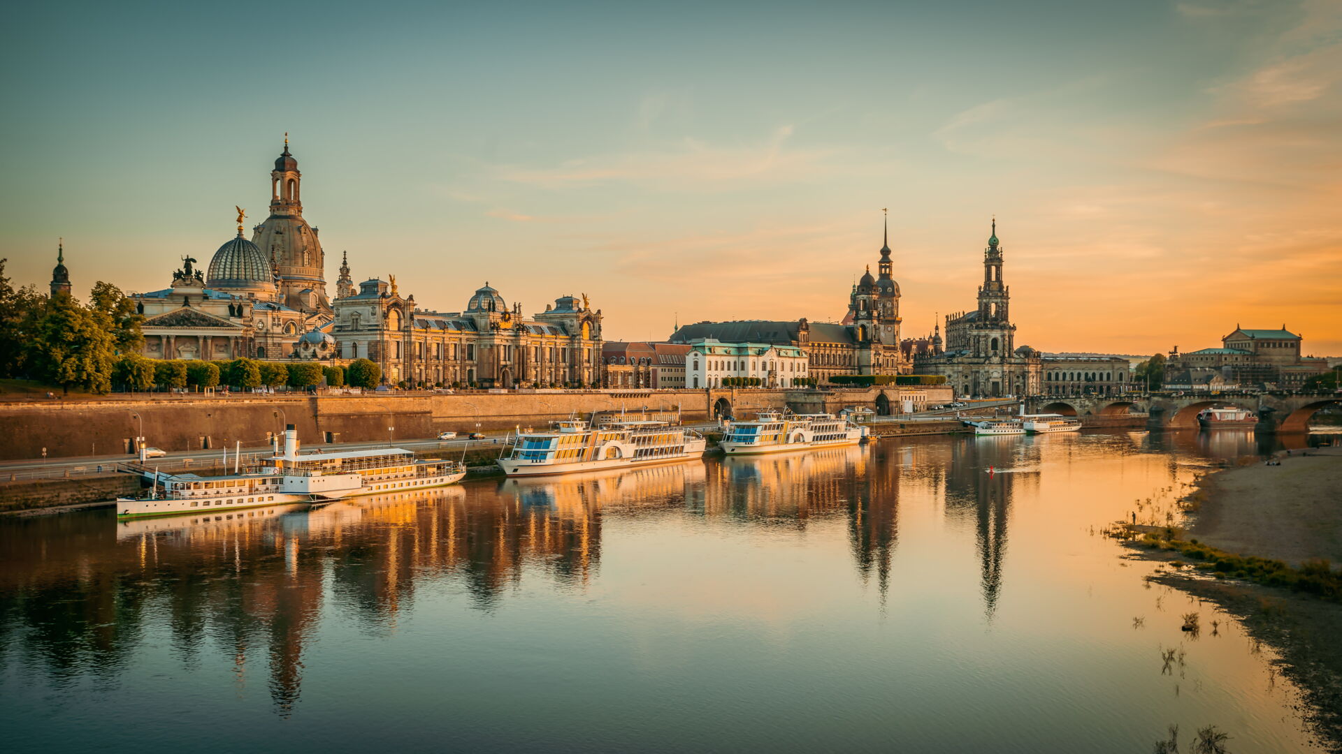 Dresden am Abend - Canaletto Blick auf die Altstadt-Silhouette bei Sonnenuntergang