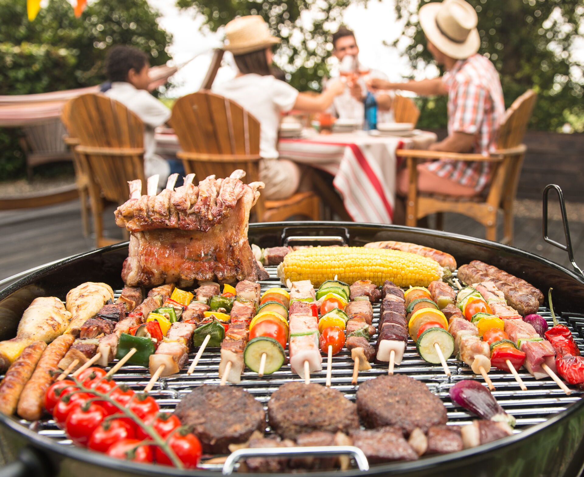 Außenbereich mit Grill & Gäste beim entspannten Beisammensein